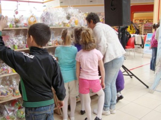 Micuţii din Centrele de Plasament au adus atmosfera pascală la Carrefour